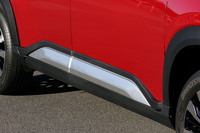 ボディー下部に大型フローティングガーニッシュを採用。最上級グレードの「Z+」には前後バンパー下の加飾とコーディネートされたシルバーのアクセントカラー(写真)が用いられる。