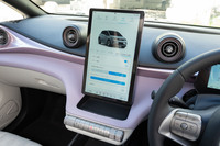 ステアリングスイッチなどによってセンタースクリーンは縦向きにもできる。