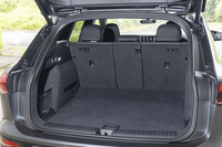 荷室の容量は526~1529リッター。後席のバックレストは40:20:40分割式。