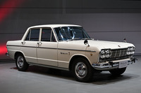 ステージ上に一緒に展示された「プリンス・スカイライン2000GT-B」。