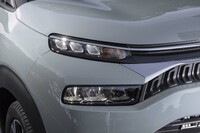 フロントマスク中央の「ダブルシェブロン」から伸びるラインが二手に分かれ、上のデイタイムランニングライトと下のヘッドランプの両方につながるようになった。