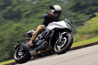 タイヤサイズは、フロントが120/70 ZR17 M/C 58Wで、リアが190/50ZR M/C 73W。試乗車にはダンロップの「スポーツマックス ロードスポーツ2」が組み合わされていた。