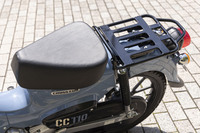 車体の構造は「クロスカブ110」と基本的に共通なので、784mmというシート高も一緒。後方には荷物の積載に便利なリアキャリアが標準で装備される。