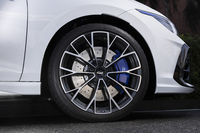 一本あたりの重さがわずか8kgほどとされる軽量アルミホイールを装備。ブレーキローターがこんなによく見通せるクルマはあまりない。