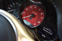 赤く塗られたタコメーター。「GTS」のドレスアップは、ブラックとレッドのコントラストがポイントだ。