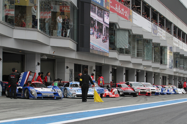LMP1による2015年のルマン参戦(復帰)に向けたプログラム「Road to Le Mans 2015」。ピットに展示されていた、過去ルマンに挑戦したマシン11台がピットロードに整列。