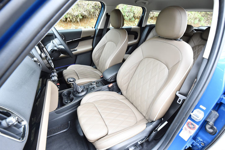 試乗車は、ダイヤモンドステッチが施されたオプション(43万2000円)のレザースポーツシートを装着していた。