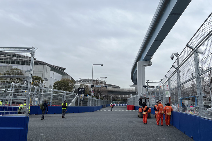 コース全長2.582kmのうち、およそ半分が公道。現在急ピッチでコースの設営が進んでいる。写真は90度のコーナーとなる東京ビッグサイト前交差点の様子。