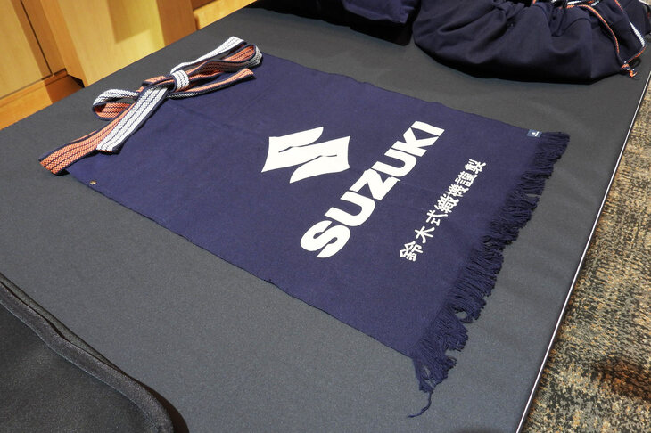 鈴木式織機で織られた前掛け。