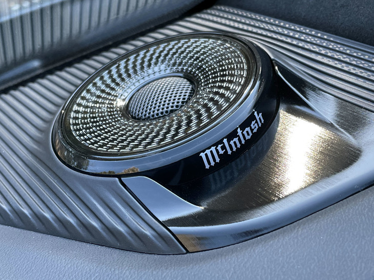 「サミットリザーブ」ではオーディオに米McIntosh(マッキントッシュ)のプレミアムサウンドシステムを採用。車内には実に18基ものスピーカーと10インチのサブウーハーが搭載されている。