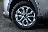 「S」グレード専用の17インチアルミホイール。上級グレード「Z」には18インチのものが装着される。