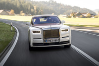 スタンダードボディー仕様の動力性能は0-100km/hが5.3秒で最高速は250km/h。