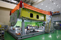 「ボーイング787」の中央翼。主要な部品がカーボンコンポジット製なので、金属部品であるボルトの周辺には火花が飛び散らないよう、絶縁体によるシーリングが施されている。