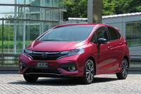 マイナーチェンジ版「ホンダ・フィット」の試乗記も公開。先進安全装備「ホンダセンシング」が、主要グレードに標準装備となった。