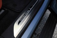 イルミネーションが仕込まれたサイドシルプレート。こちらにも、同車がカタログモデルの最上級グレードであることを示す「SV」のロゴが描かれていた。