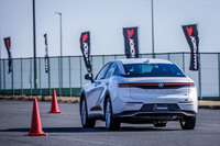 先代モデルにあたる「アドバンdB V552」の摩耗50%相当品を装着した「クラウン クロスオーバー」の試走シーン。タイヤの山は十分残っているように見えるが、ロードノイズの大きさを顕著に感じた。