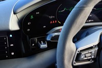 メーターパネルの左端のエリアには灯火類のタッチスイッチが備わる。その下方にはコンパクトなシフトセレクターがレイアウトされる。