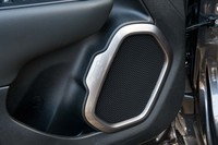 車体の各所でジープのアイコン的意匠が発見できる。フロントドアスピーカーには「7スロット」グリルと丸いヘッドランプが隠されている。