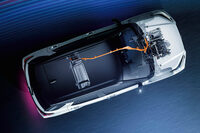 バッテリーやモーター、ECUなどにはトヨタの技術も取り入れられている。