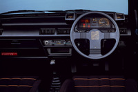 1985年型「マーチ ターボ」のインストゥルメントパネルまわり。ステアリングホイールには「MA10E-T」「TURBO」の文字とエンジン性能曲線図が、誇らしげに書かれていた。