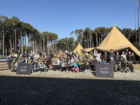 「DESTINATION DEFENDER 2025」の参加者による記念撮影。ここでの出会いや体験は、愛車に対する理解と愛情を深め、オーナー同士の絆も強めることだろう。