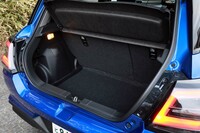 荷室については高さを875mm(従来比+5mm)、幅を1155mm(+15mm)とするなど、細かな改良を実施。テールゲート開口部も、地上高を705mm(―10mm)に低めつつ、開口部の高さを645mm(+25mm)に拡大している。