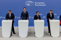 自動車の環境規制について、新たな指針を発表する欧州委員会のメンバー。