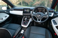 ホワイトのソフトパッドを多用した内装の質感は、先代モデルから飛躍的に向上。センタースクリーンとエアコンの操作パネルはドライバー側に傾けてレイアウトされる。