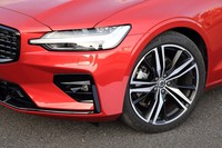 「R-DESIGN」専用デザインの5トリプルスポークアルミホイール。タイヤサイズは235/40R19で、試乗車はコンチネンタルの「プレミアムコンタクト6」を履いていた。