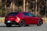 大型のマフラーカッターは「スカイアクティブX」搭載車の専用装備だ。