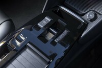 バイワイヤ式のシフトセレクターは前に倒すとRに、リアに倒すとDに入る(操作後は直立に戻る)。PとM(マニュアル変速)はボタンを直接押し込んで操作する。