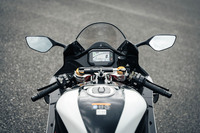 液晶のデジタルメーターをはじめ、操作インターフェイスは基本的に「カワサキ・ニンジャZX-10RR」と共通。ほぼほぼレーサーといったマシンだが、クルーズコントロールが搭載されている。