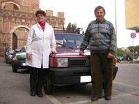 夫とともに。2005年撮影。