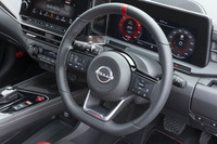 ステアリングホイールには赤いセンターマークと「nismo」ロゴが入る。