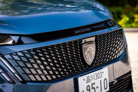 フロントの中央部には、ライオンをモチーフとしたプジョーのエンブレムが備わる大型のフレームレスグリルを配置。ボディー色も用いた緻密なグリッドデザインによって、先進的でダイナミックな印象が高められている。