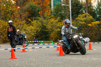 「8の字/スラローム」の講習は、低速バランスで習ったことの応用編。早め、早めに次のパイロンに目をやると、走りがスムーズになる。