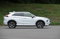 ボディーの全長が140mm伸びて4545mmに。その内訳はフロントオーバーハングが35mmでリアオーバーハングが105mm。