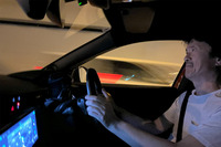 「ジュニア イブリダ スペチアーレ」でいざ首都高へ。コンパクトでスポーティーなデザインや、元気に回る1.2リッター直3エンジンに、アルファらしい若々しさを感じる。