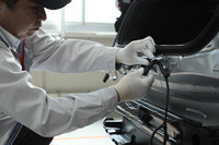 「KINTO Unlimited」の「アップグレード」サービスは、現在のところ「アップグレードレディ設計」を実装した車両が対象となる。アップグレードレディ設計では配線やセンサーの取り付けポイントなど、アップグレードに必要な施工作業の大部分をクルマにあらかじめ織り込んでおくことで、実際に現場で行う作業を簡素化。作業にかかる時間が大幅に短縮され、全国で均一化された施工対応が可能になるという。