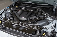 フロントに積まれる3リッター直6ツインターボエンジンは最高出力510PSを発生。エンジンカバーを囲むようにタワーバーが張り巡らされる。