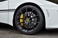 ホイールの色はシルバーか、サテンブラックが選択できる。タイヤサイズは前が235/35ZR19、後ろが285/30ZR20。“ドライ命”のハイパフォーマンスタイヤ「ミシュラン・パイロットスポーツ カップ2」が標準装着される。