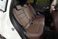 ホイールベースが延びただけあって後席の足元は十分な広さが確保されている。ただし「X1」よりも床面が上がっているのが少し気になる。