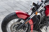 5モデルのラインナップのうち、今回は「スカウト クラシック」と「101スカウト」に試乗。前者は、きらびやかなメッキ装飾が施されたボディーにワイヤースポークホイールを履かせた、車名のとおりクラシックなキャラクターのモデルだ。