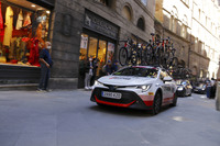 先ほどの「カローラ ツーリング スポーツ」がやってきた。