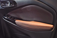 「フロンクス」では、フロントのドアアームレストやセンターアームレストなど、肌がよく触れる箇所はレザー調の革巻きとしている。