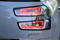 LED式のリアコンビランプ。奥行きを感じさせる立体的な光のラインが特徴的。