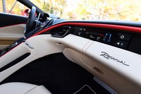 助手席前方のモニターはオプション。スイッチ操作により、オーディオやカーナビ、車両設定、タコメーターなどが表示できる。