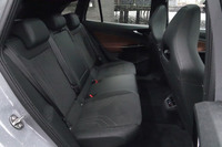 そもそもボディーが大きいため、後席空間は「ゴルフ」よりも圧倒的に広い。背もたれは60:40の分割可倒式。