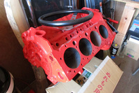 事務所内にはシボレーのV8エンジンをオブジェ化したものが置かれていた。