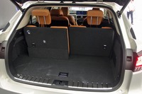 3列シート仕様「RX450hL」の荷室。3列目を新ポジションへと下げると(写真左側)、荷室の容量は小さくなる。